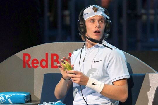 Canadianul Denis Shapovalov, consultându-se cu antrenorul
Foto: Guliver/GettyImages