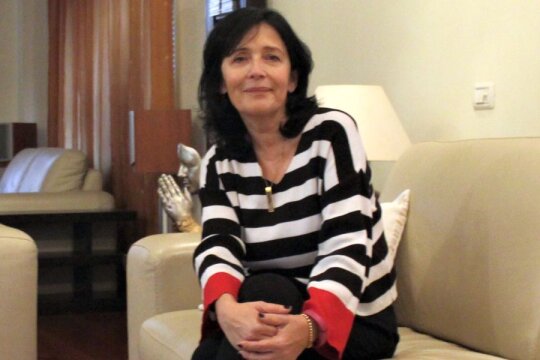 Simona Marinescu a fost senator în legislatura 2000-2004: a reprezentat PD până în 2001, apoi a figurat ca parlamentar independent