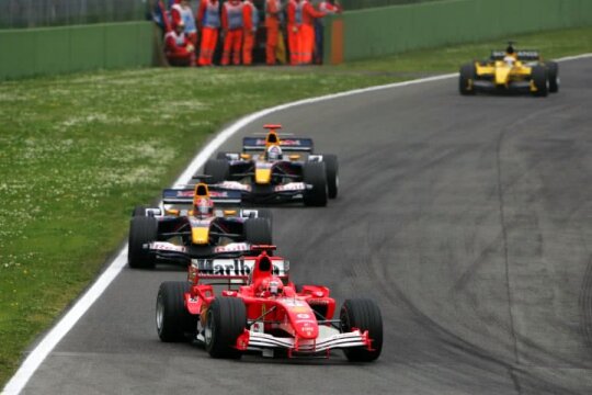 Schumacher, în duel cu Vitantonio Liuzzi, în Marele Premiu de la Imola din 2005 // FOTO: f1.com