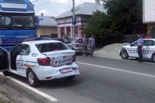 Trei mașini de poliție s-au lovit între ele