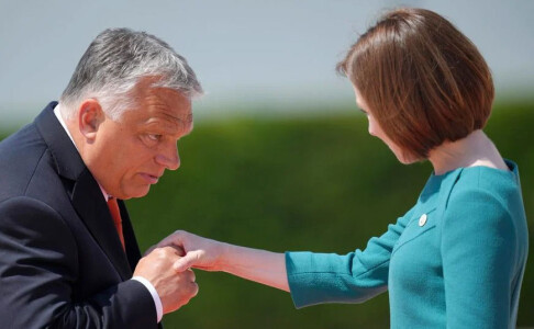 VIDEO. Viktor Orban a vrut să-i pupe mâna Maiei Sandu. Reacția președintei ...