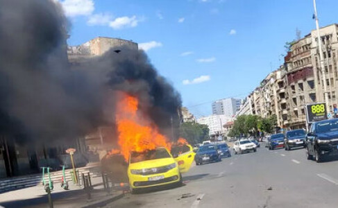 VIDEO. O mașină a ars ca o torță în fața Gării de Nord din București