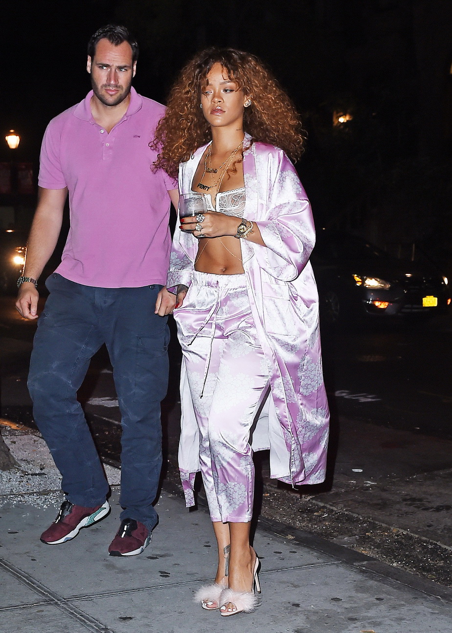  Rihanna, &icirc;n pijama și cu s&acirc;nii la vedere, pe străzile din New York