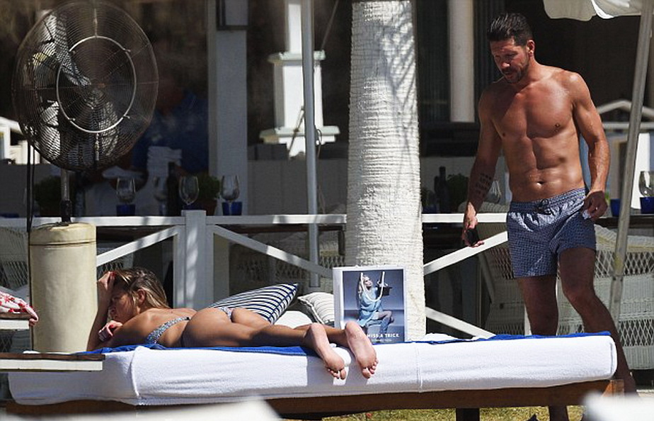 Plaja din Marbella, mai fierbinte ca niciodată! Diego Simeone arată incredibil la 45 de ani