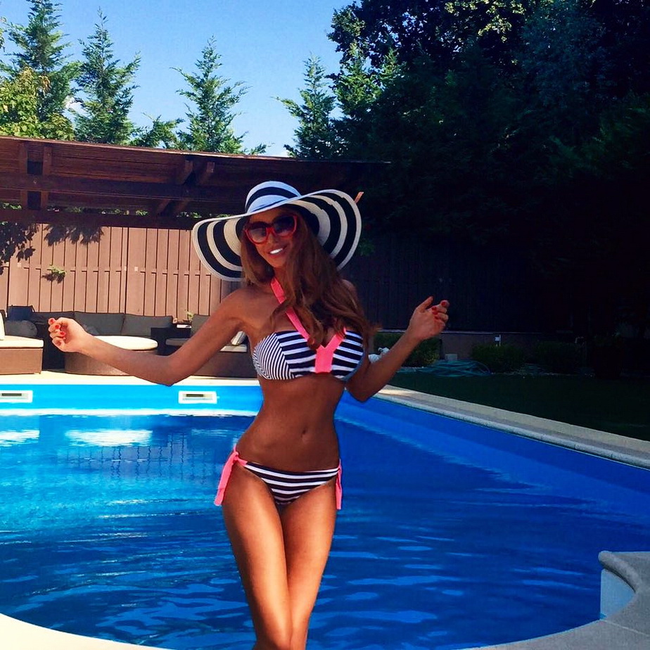 Bianca Drăgușanu, o nouă apariție hot la piscină