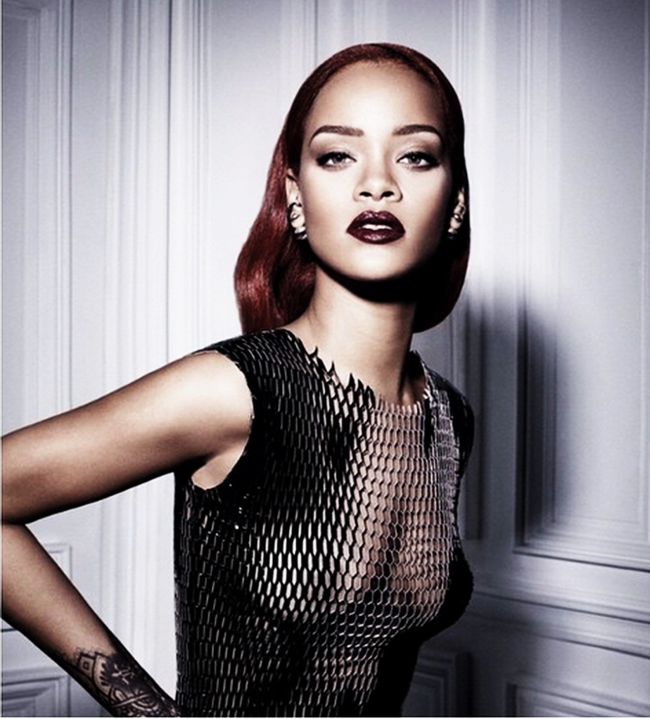 Rihanna, cu sânii la vedere şi un look extrem de sexy