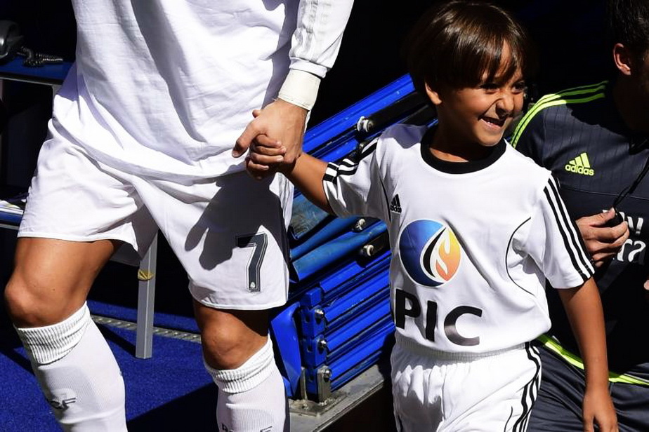 Gest emoţionant făcut de Cristiano Ronaldo cu un copil din Siria