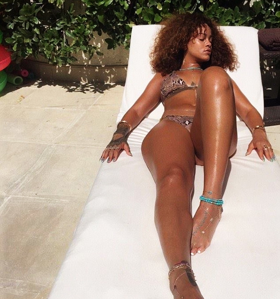 Pentru Rihanna vara nu s-a încheiat! Imagini super-sexy din Insulele Caraibe