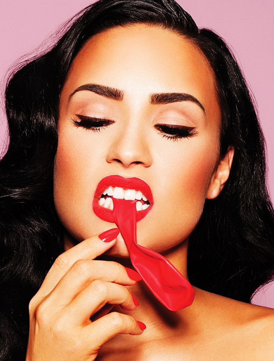 Demi Lovato a pozat topless pentru o revistă americană