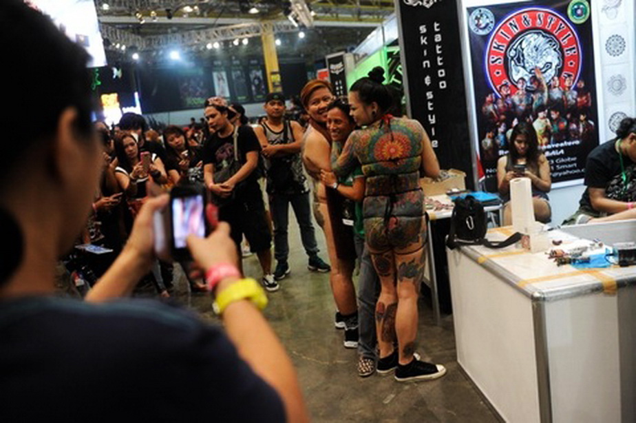 GALERIE FOTO » Ei sunt cei mai tatuați oameni din lume! Au făcut parada la un festival de profil