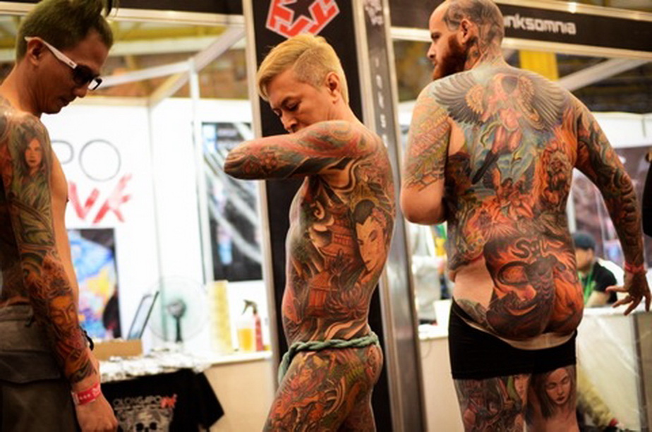 GALERIE FOTO » Ei sunt cei mai tatuați oameni din lume! Au făcut parada la un festival de profil
