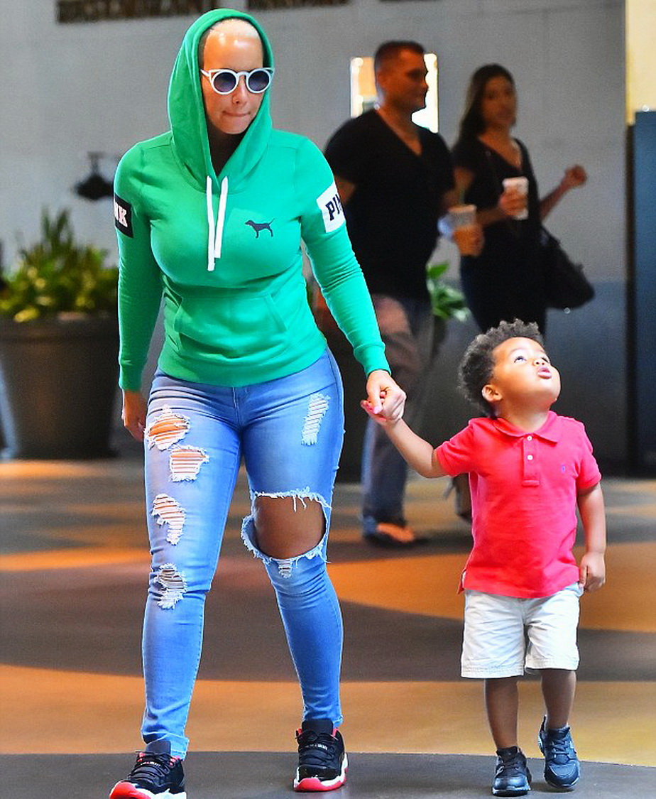 Amber Rose, așa cum rar ți-e dat să o vezi! Uite cum &icirc;i stă &icirc;n ipostaza de mămică