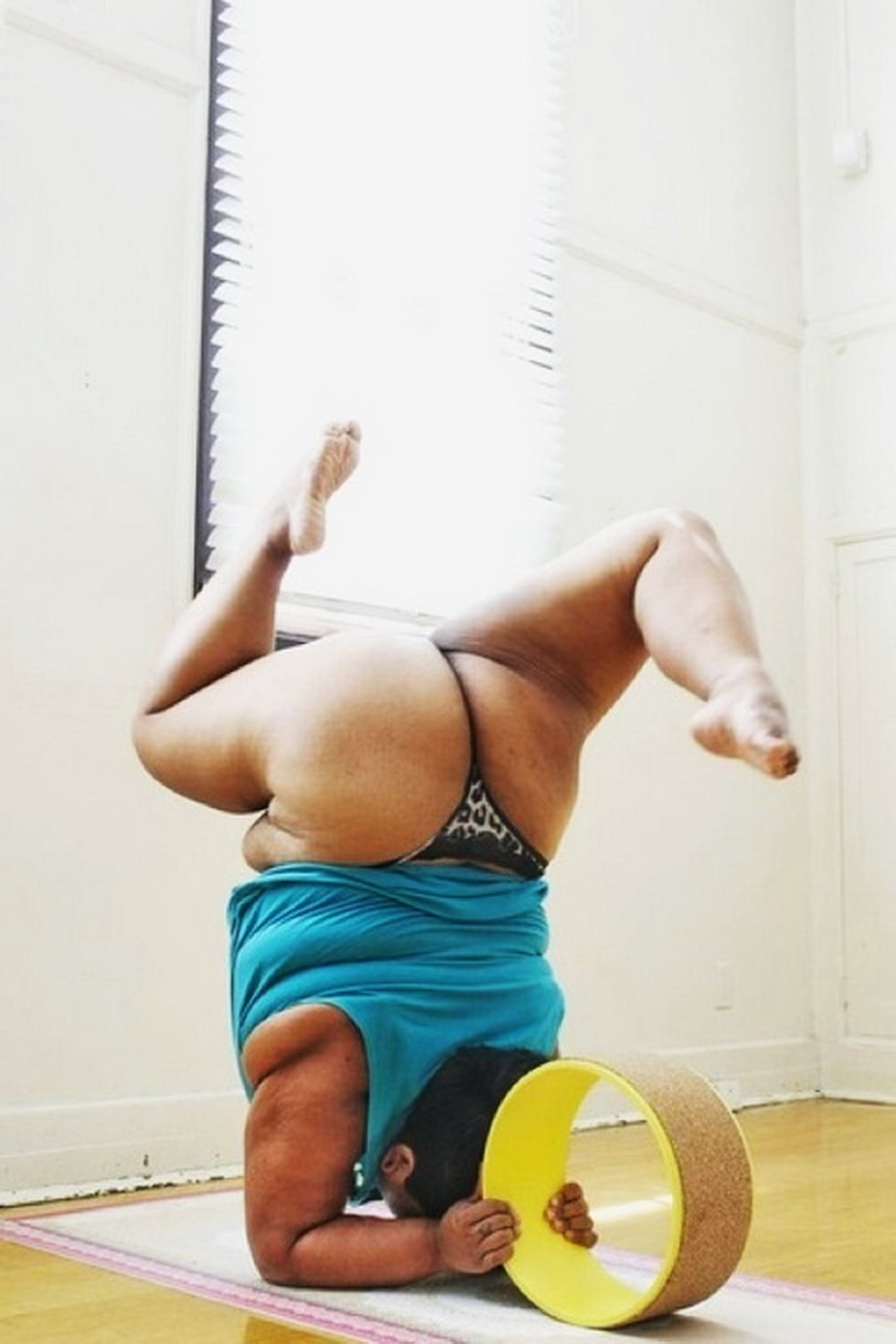 FOTO » Vei crede că este trucaj. O femeie de peste 100 de kilograme face yoga într-un mod incredibil