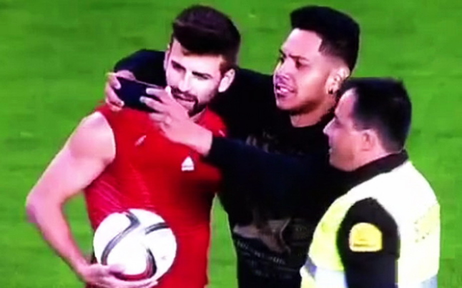 Un fan a intrat pe teren şi şi-a făcut un selfie cu Pique la finalul meciului Spania - Luxemburg