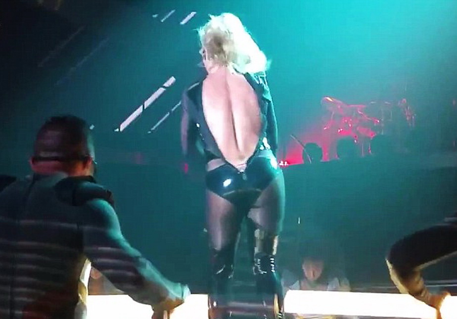 Britney Spears s-a făcut de rîs pe scenă, după ce costumul i s-a rupt în partea dorsală