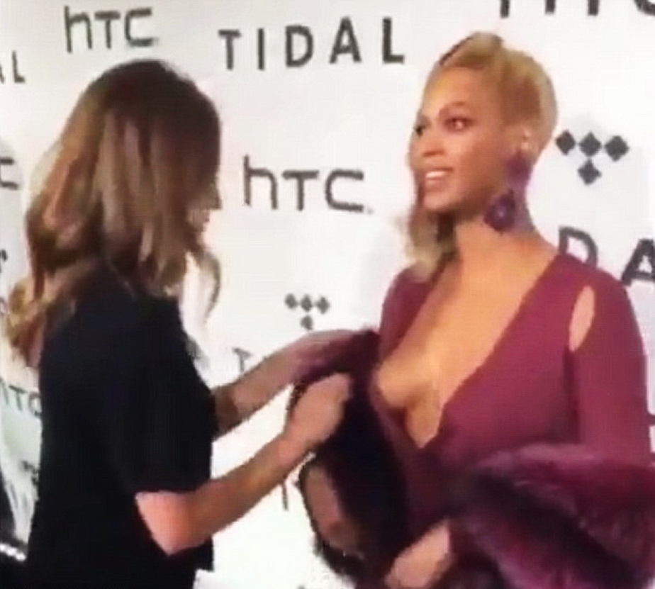 FOTO &raquo; Gafă de zile mari pentru Beyonce! S-a făcut de r&icirc;s &icirc;n faţa zecilor de fotografi