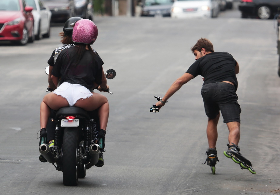 GALERIE FOTO » Trecătorii au rămas cu gura căscată! Și tu ai vrea să te însoțească pe motocicletă