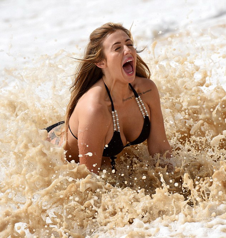 GALERIE FOTO &raquo; Valurile i-au dat bătăi de cap, fiind la un pas să răm&icirc;nă fără bikini