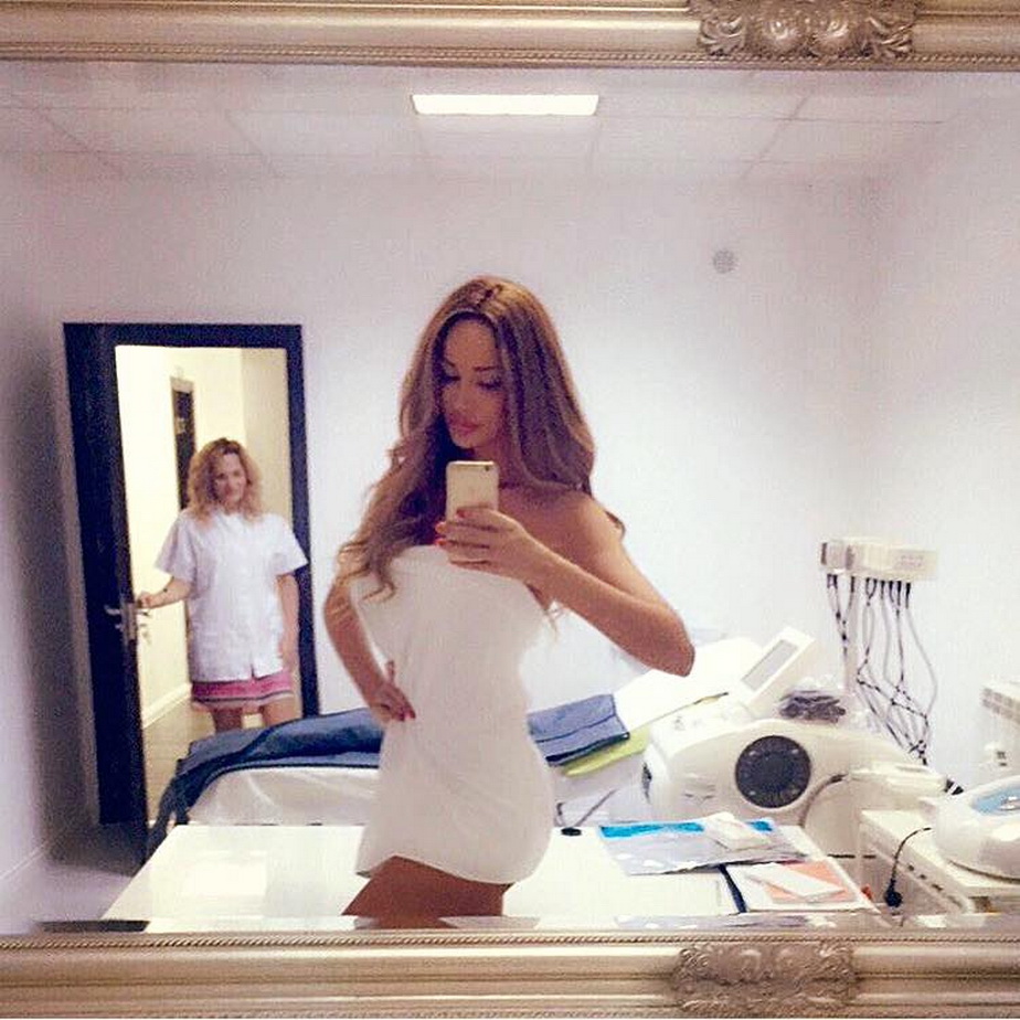 Bianca Drăgușanu s-a dezbrăcat și a pozat acoperită doar &icirc;ntr-un prosop! Bărbații s&icirc;nt &icirc;n extaz