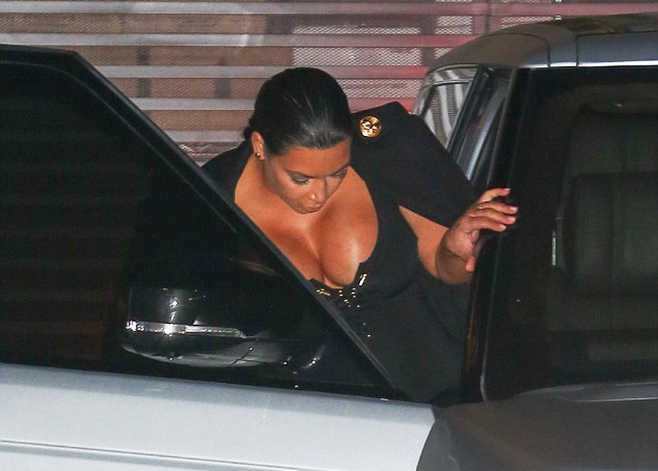 Sînii lui Kim Kardashian stau să explodeze! Te vei gîndi de două ori înainte să îți pui silicoane