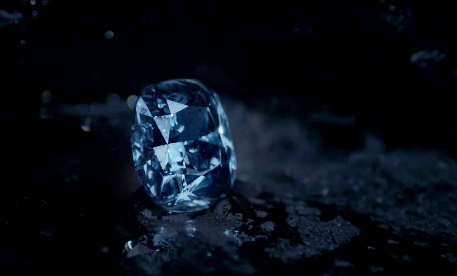 Un magnat din Hong Kong a plătit o sumă fabuloasă pentru diamantul "Blue Moon"