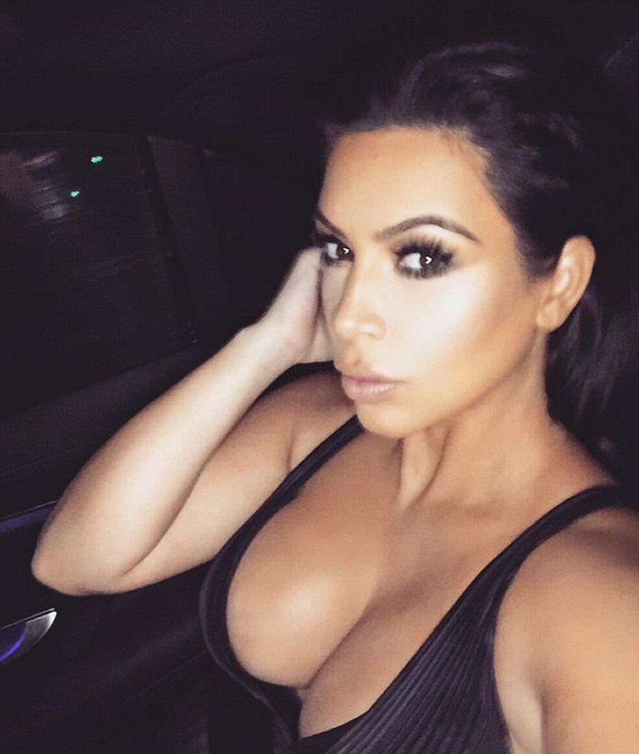 Sarcina îi face sînii fabuloși! Kim Kardashian, super-sexy la ultima petrecere