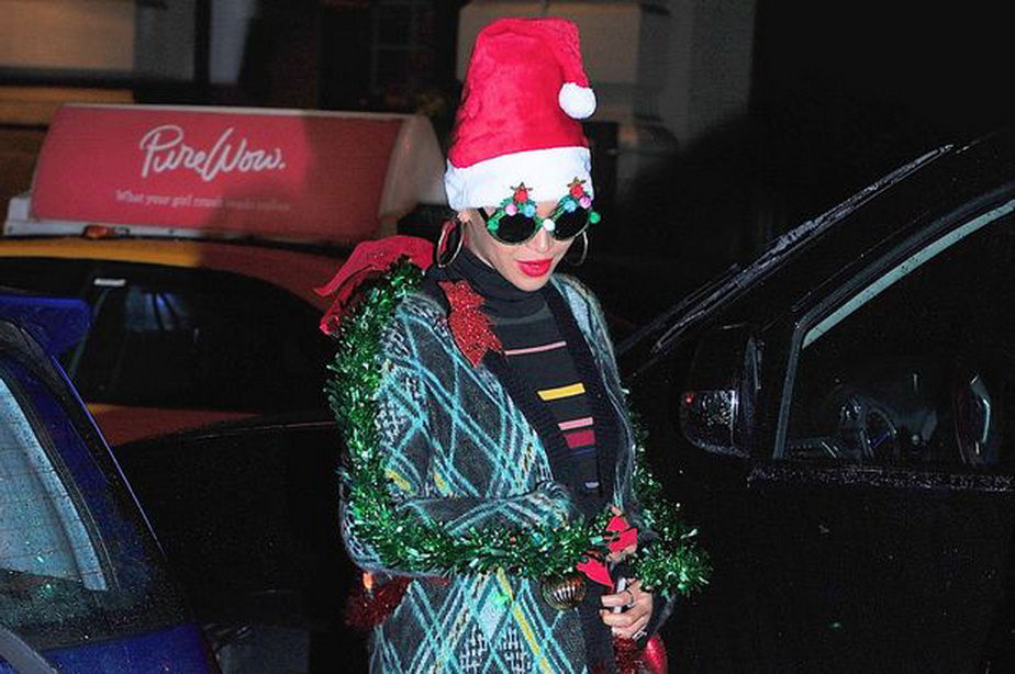 Beyonce nu mai are răbdare p&acirc;nă la Crăciun. A ieșit pe stradă &icirc;mpodobită ca un brad