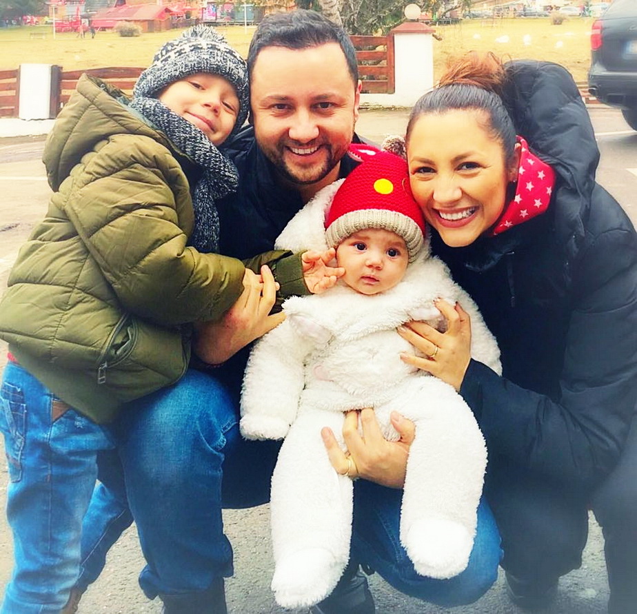 Fetița Andrei este o superbitate! Vezi poza de familie care a str&icirc;ns aproape 300.000 de like-uri