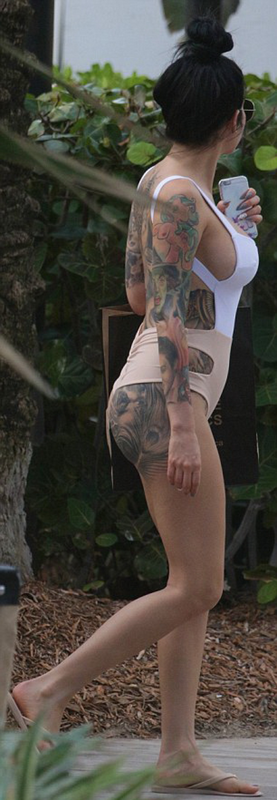 Tatuajele ei au fost atracţia plajei! Bruneta care a încins imaginaţia în Miami 