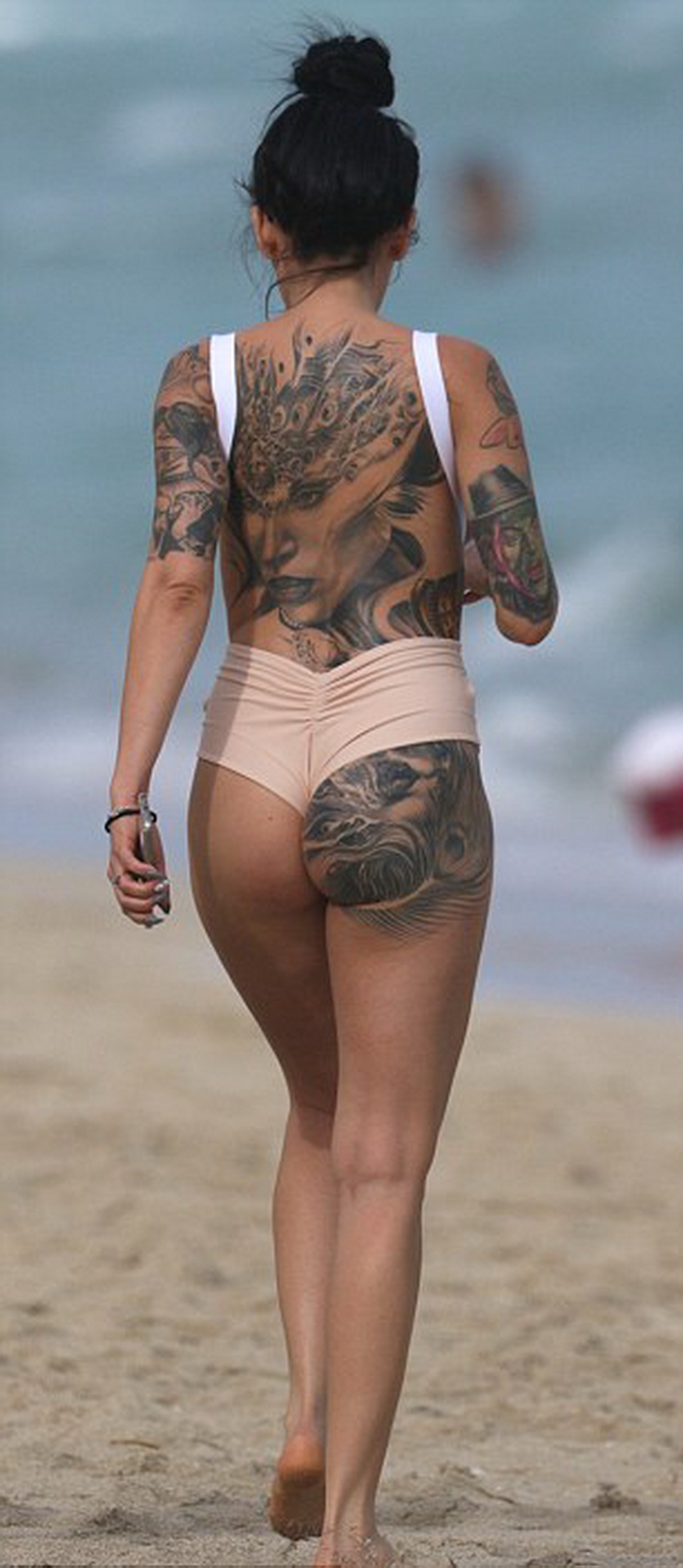 Tatuajele ei au fost atracţia plajei! Bruneta care a încins imaginaţia în Miami 