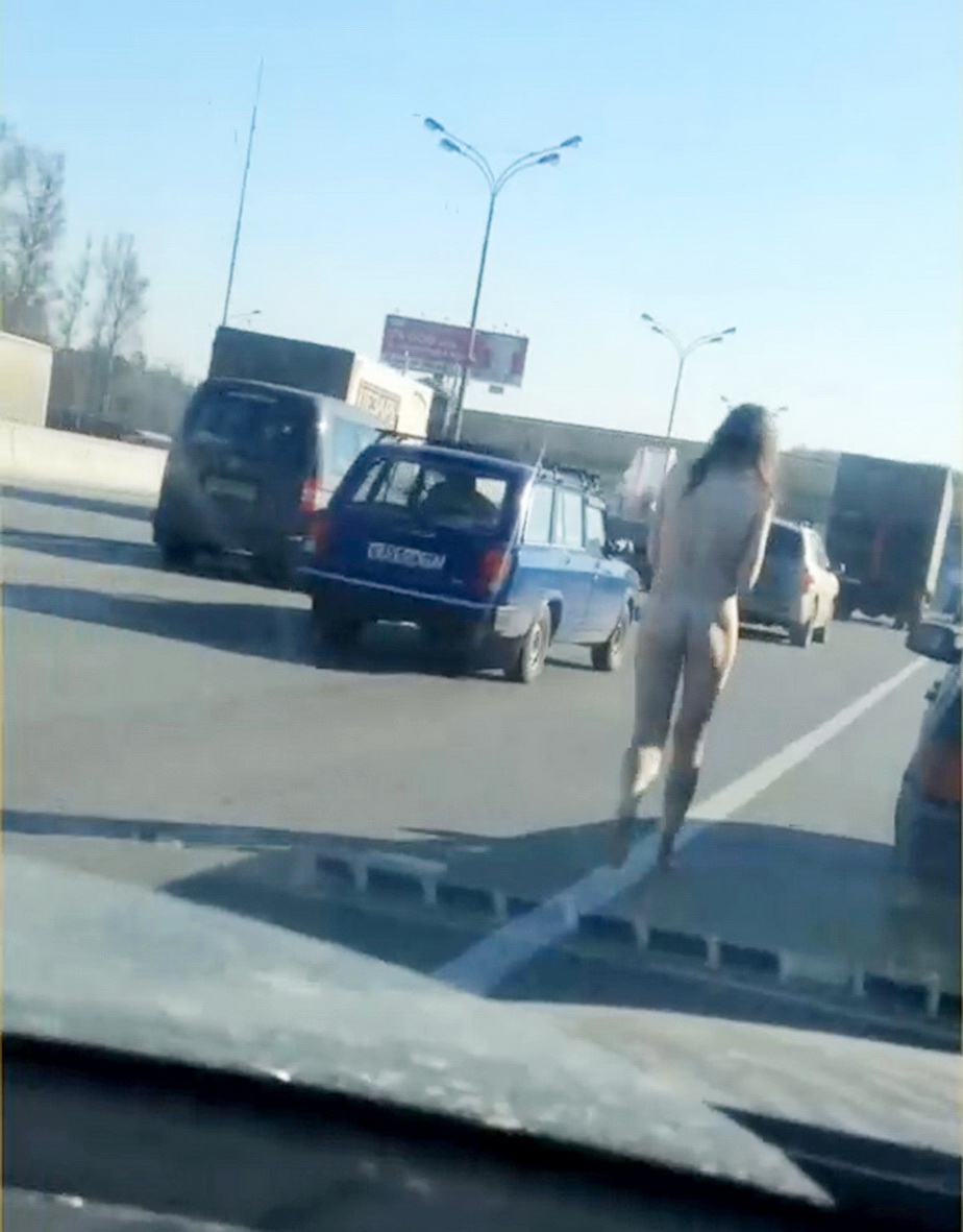 O femeie dezbrăcată complet, surprinsă pe o stradă din Moscova