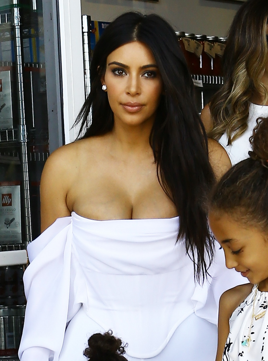 GALERIE FOTO &raquo; Kim Kardashian, ilegal de sexy la cumpărături