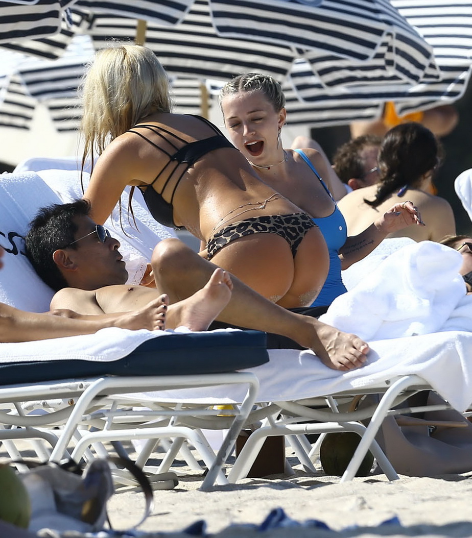 Două blondine superbe au făcut senzaţie pe plaja din Miami