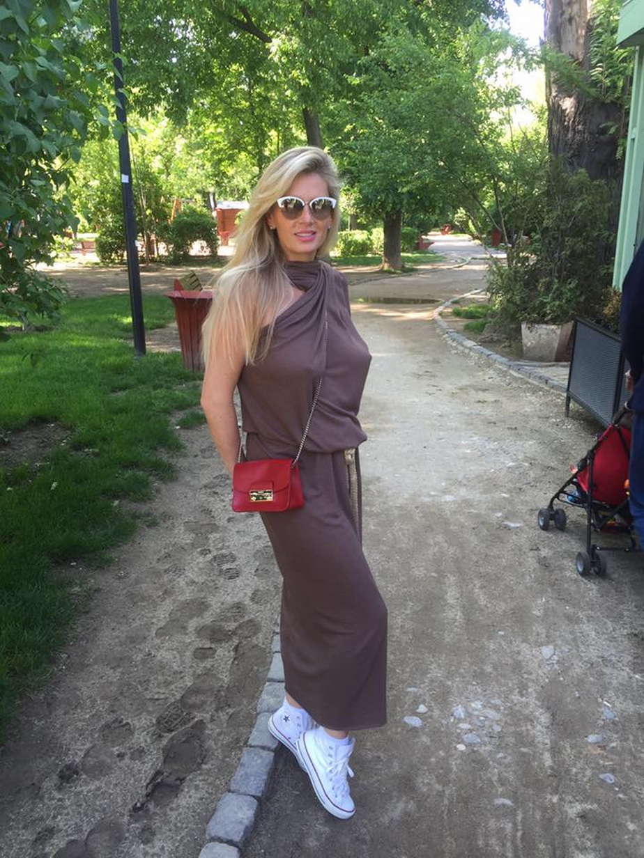Andreea Bănică a ieșit la plimbare fără sutien! Imaginea cu care și-a stârnit fanii
