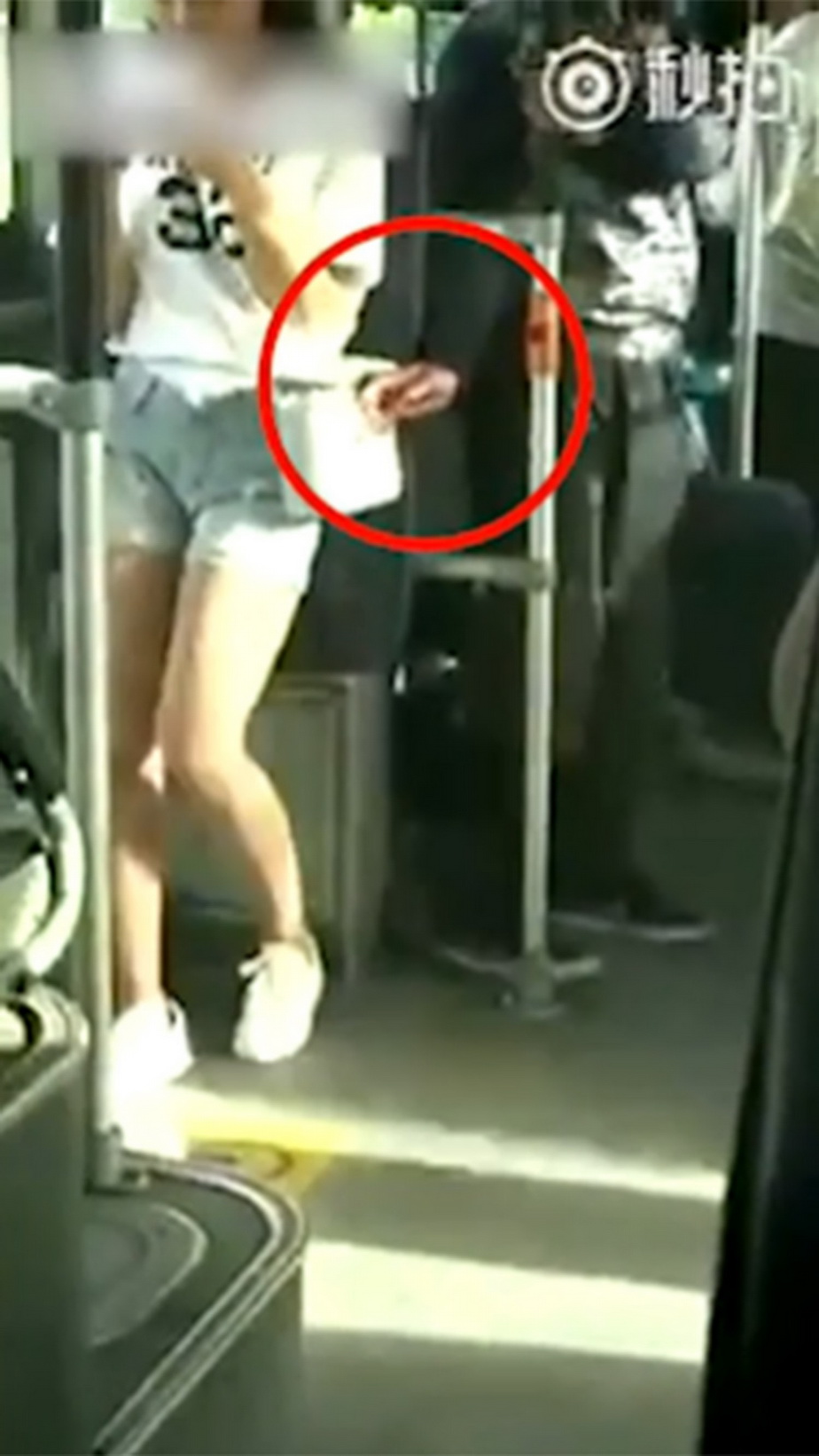 VIDEO » A vrut să fure din geanta unei fete, însă acum toată lumea râde de el! Întâmplarea pare dintr-un film