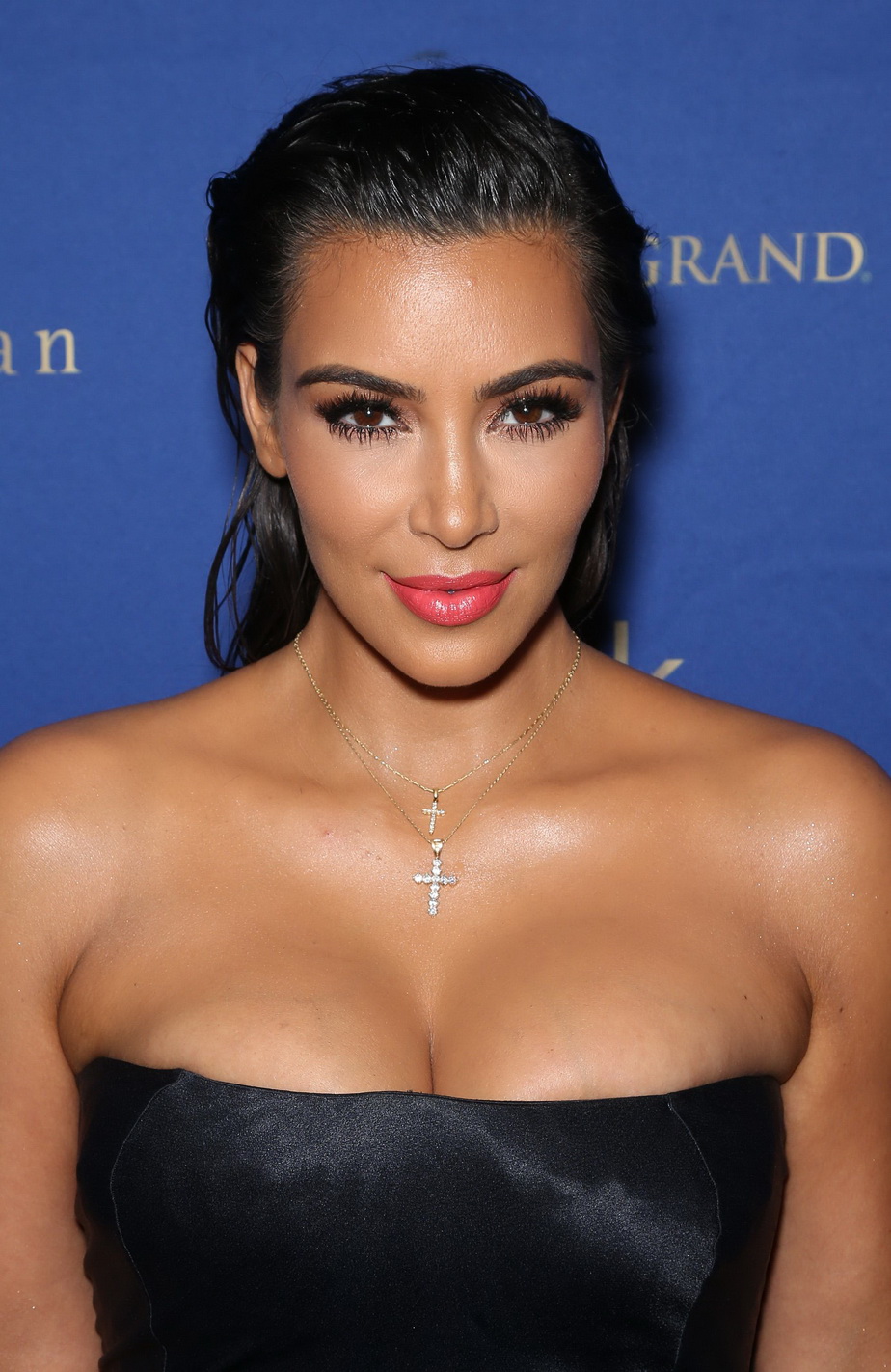 Kim Kardashian, o nouă apariție de senzație! A făcut ravagii cu decolteul