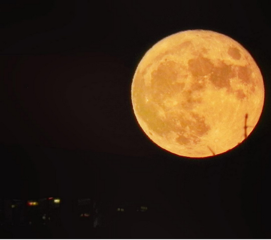 Fotografii incredibile cu luna în Montreal
