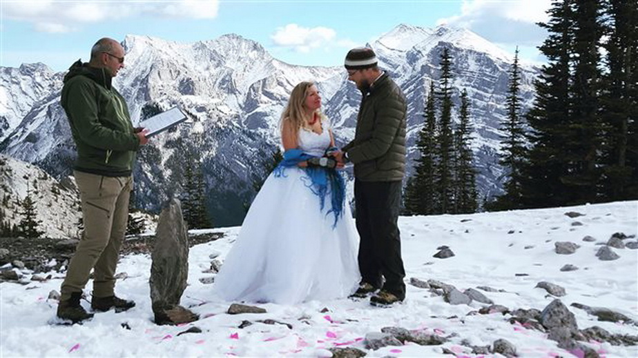 Nuntă la înălţime » Doi tinerii au ales să se căsătorească în vârful unui munte