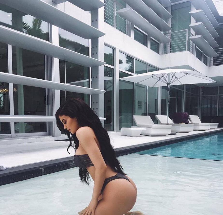 Kylie Jenner, senzațională la piscină
