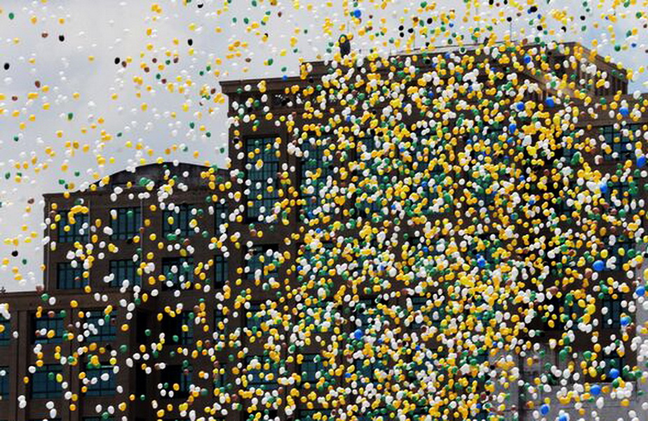 Cerul oraşului São Paulo a fost colorat cu 50.000 de baloane biodegradabile
