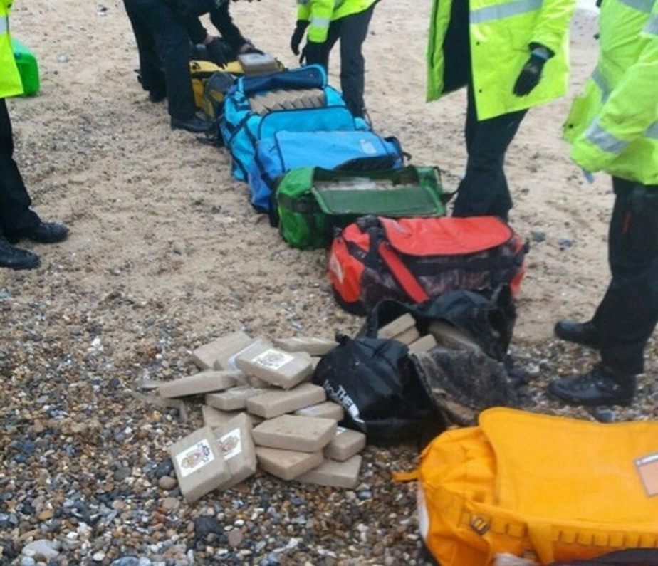 Cocaină în valoare de 60 de milioane de euro a eşuat pe două plaje din Norfolk