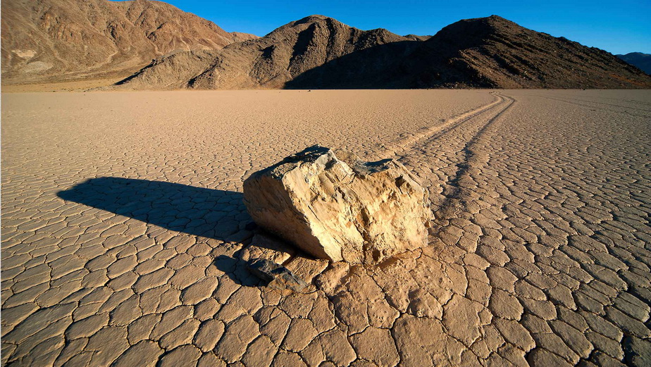 Misterul pietrelor mișcătoare din Valea Morții