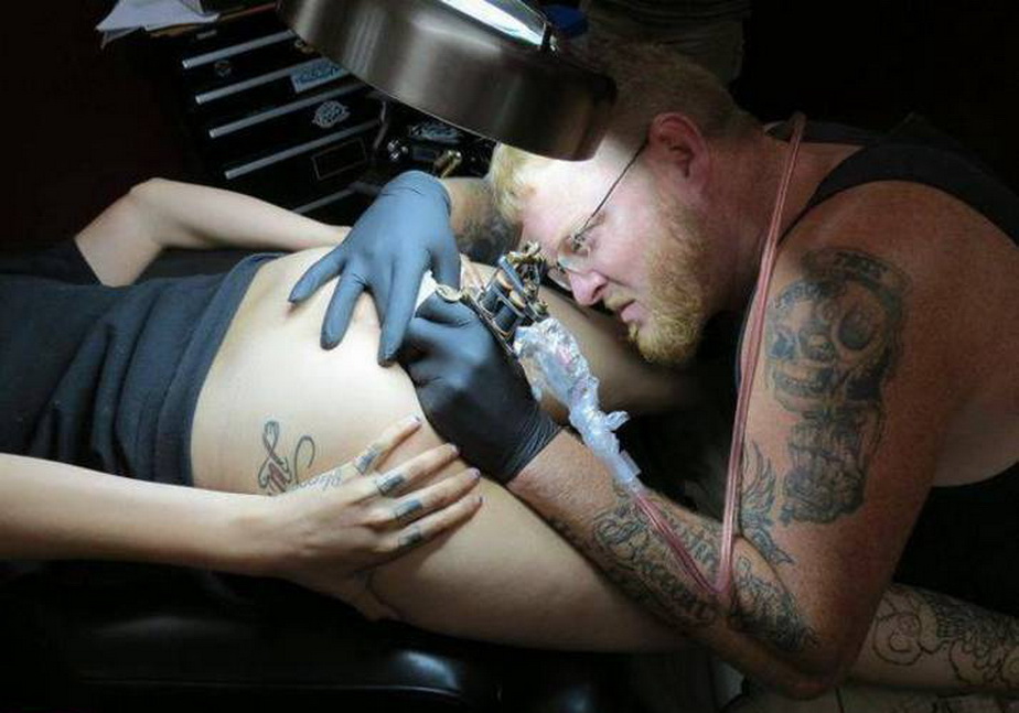 VIDEO » O americancă și-a făcut cel mai nebun tatuaj din lume. Vezi aici unde și-a desenat numele iubitului