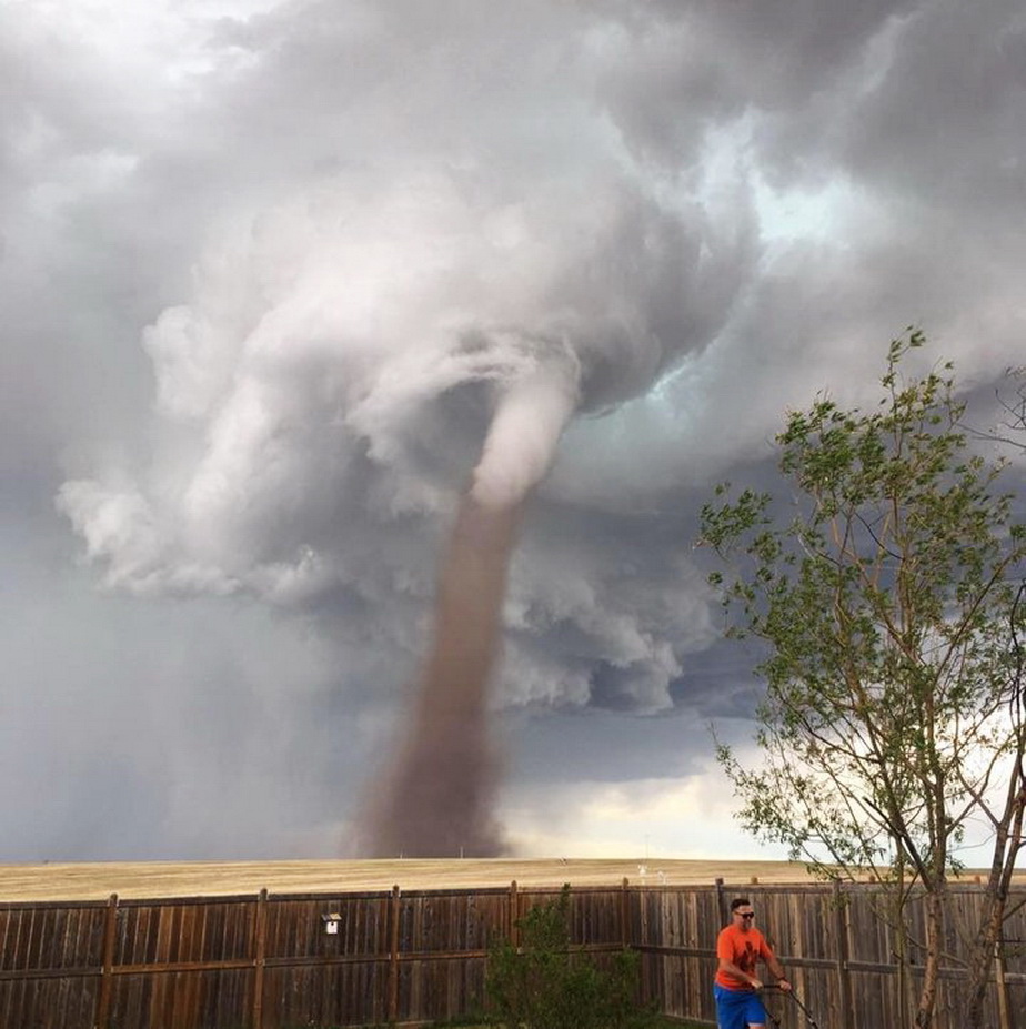 Fotografia asta face furori pe internet. Uite ce a putut face un bărbat în faţa unei tornade enorme!