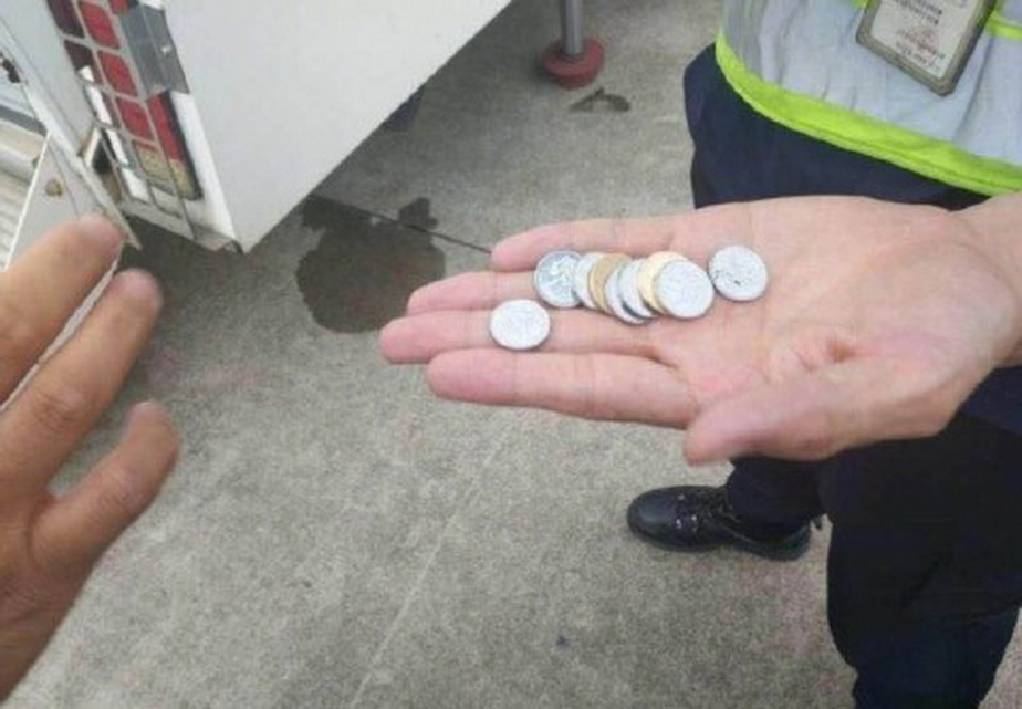 O bătrână a aruncat monede spre motorul avionului, din superstiţie, riscând să-l prăbuşească