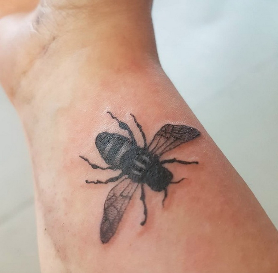 FOTO 500.000 de dolari adunaţi pentru victimele atentatului din Manchester cu ajutorul tatuajelor cu albine