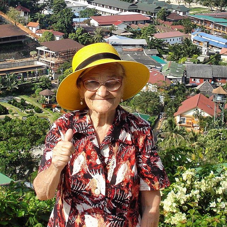 GALERIE FOTO La 90 de ani, are cont de Instagram și călătorește în jurul lumii