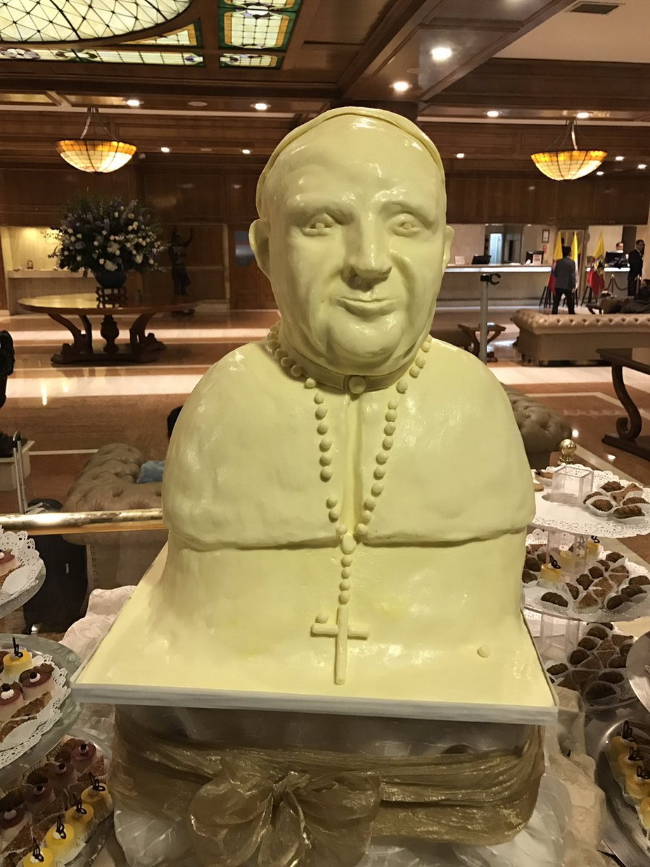 FOTO Cofetarii columbieni l-au făcut pe Papa Francisc din... margarină