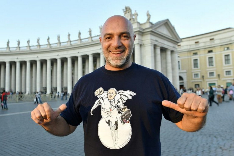 Acest tricou te va amuza! Papa Francis, în rol de Superman