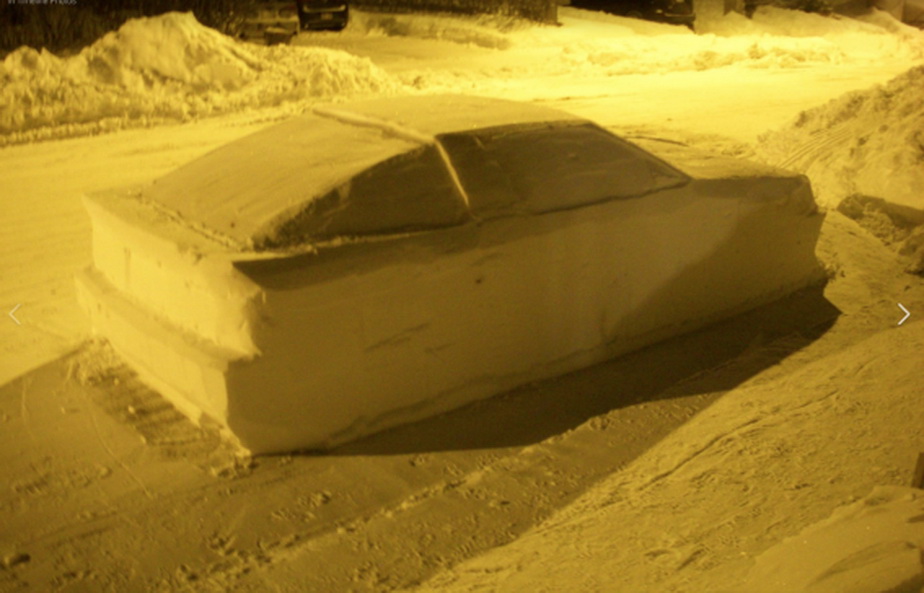 Imagini amuzante din Montreal. Polițiștii au confundat o mașină din gheață cu una reală!